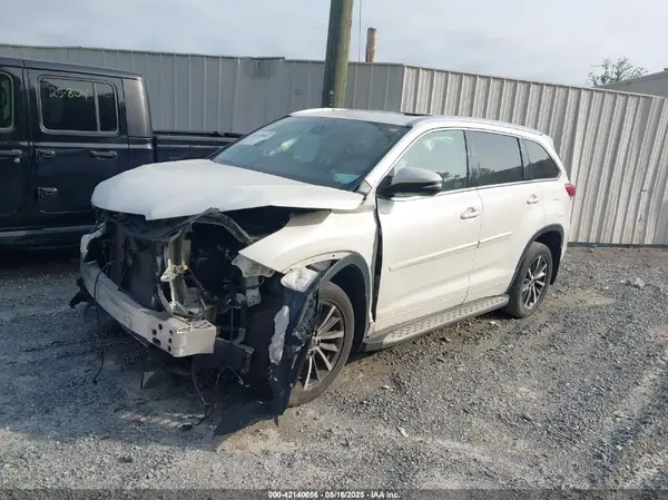 5TDKZRFH1JS540164 2018 TOYOTA HIGHLANDER - Image 2