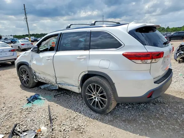 5TDKZRFH1JS541847 2018 TOYOTA HIGHLANDER - Image 2