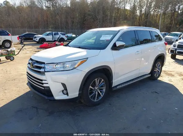 5TDKZRFH1JS542724 2018 TOYOTA HIGHLANDER - Image 2
