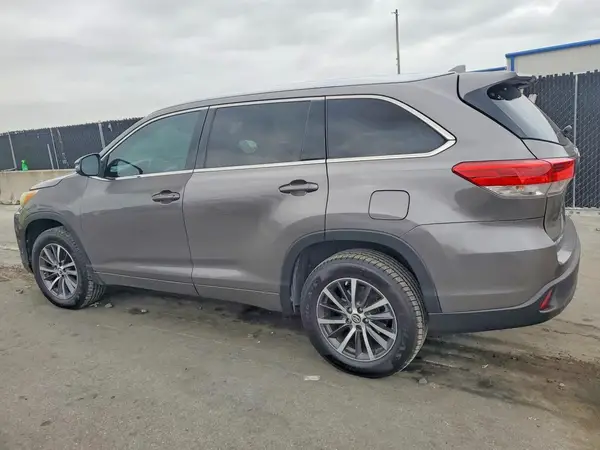 5TDKZRFH1JS543095 2018 TOYOTA HIGHLANDER - Image 2