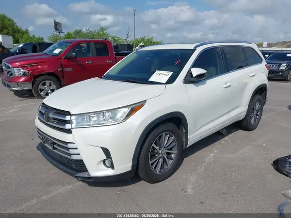 5TDKZRFH1JS544201 2018 TOYOTA HIGHLANDER - Image 2
