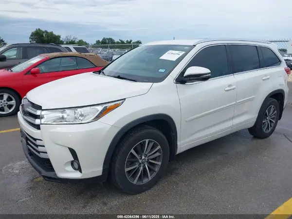 5TDKZRFH1JS544750 2018 TOYOTA HIGHLANDER - Image 2