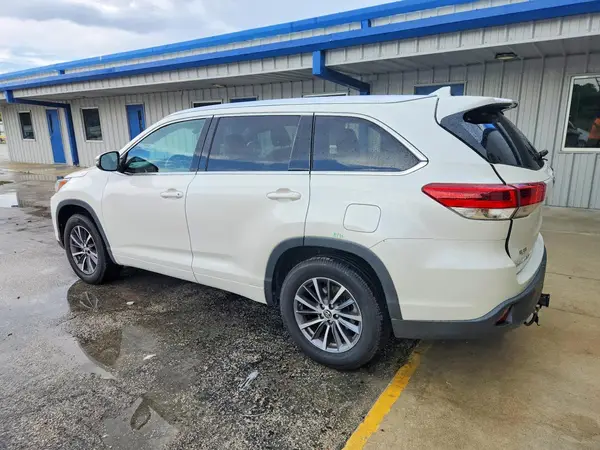 5TDKZRFH1JS546451 2018 TOYOTA HIGHLANDER - Image 2