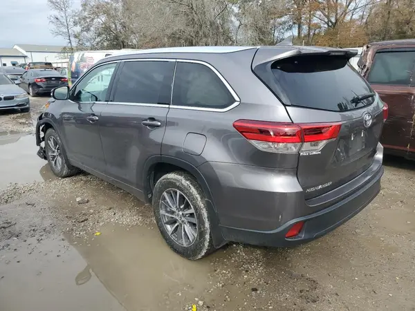 5TDKZRFH1JS550418 2018 TOYOTA HIGHLANDER - Image 2