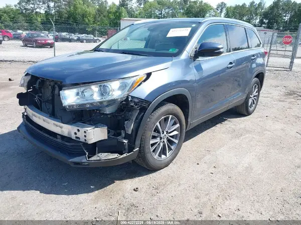 5TDKZRFH1KS290412 2019 TOYOTA HIGHLANDER - Image 2
