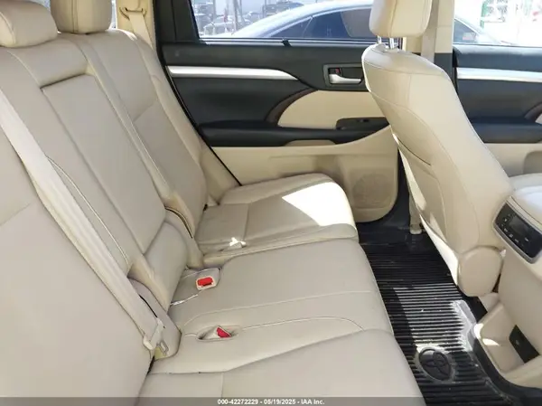5TDKZRFH1KS290412 2019 TOYOTA HIGHLANDER - Image 8
