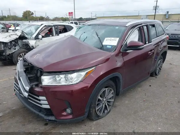 5TDKZRFH1KS310741 2019 TOYOTA HIGHLANDER - Image 2