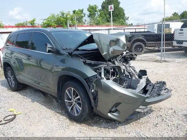 5TDKZRFH1KS327006 2019 TOYOTA HIGHLANDER - Image 1