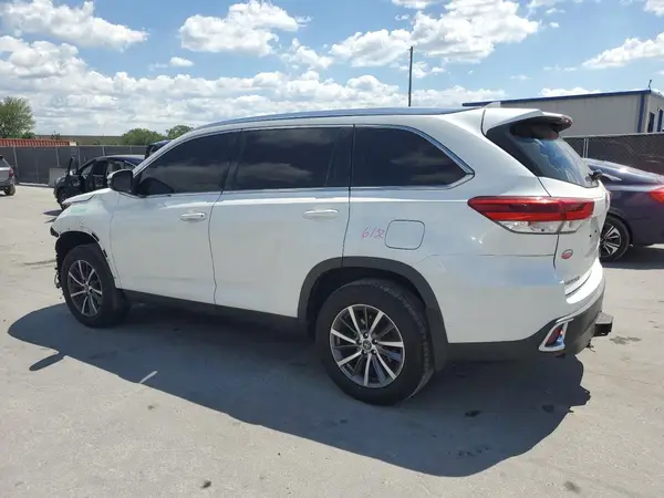 5TDKZRFH1KS555328 2019 TOYOTA HIGHLANDER - Image 2