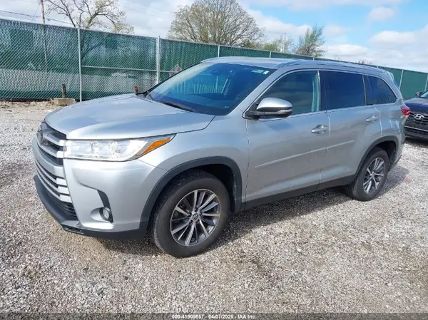 5TDKZRFH1KS556785 2019 TOYOTA HIGHLANDER - Image 2