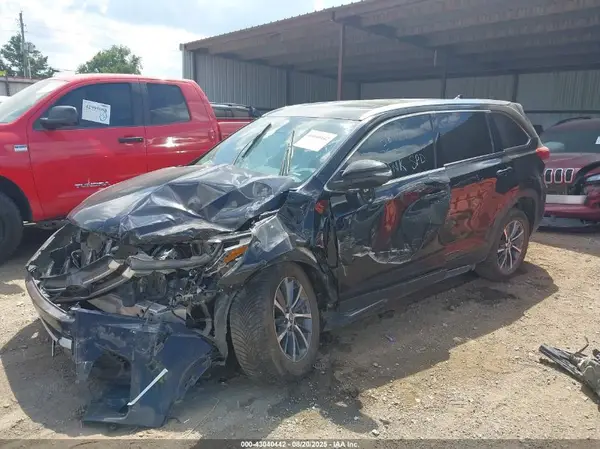 5TDKZRFH1KS560559 2019 TOYOTA HIGHLANDER - Image 2