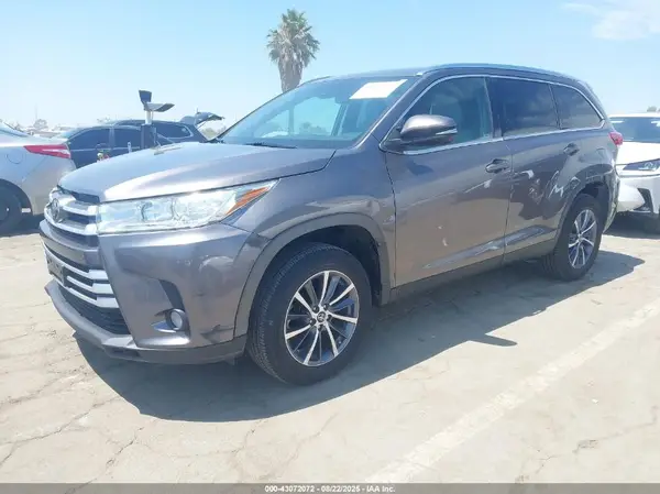 5TDKZRFH1KS563381 2019 TOYOTA HIGHLANDER - Image 2