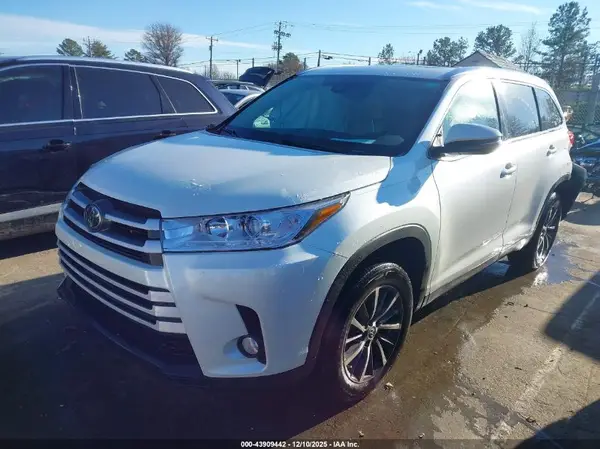 5TDKZRFH1KS565857 2019 TOYOTA HIGHLANDER - Image 2