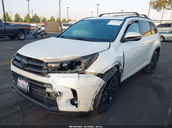 5TDKZRFH1KS568838 2019 TOYOTA HIGHLANDER - Image 2