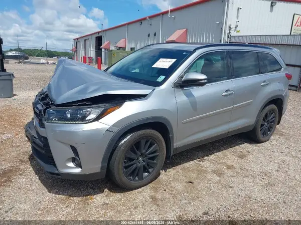 5TDKZRFH1KS569049 2019 TOYOTA HIGHLANDER - Image 2