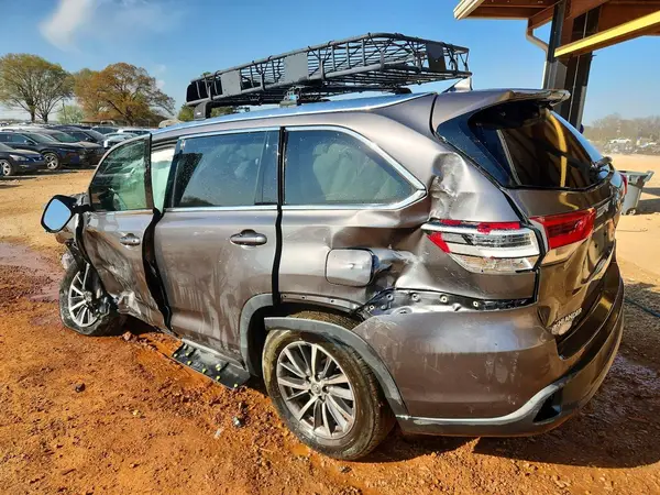 5TDKZRFH1KS572159 2019 TOYOTA HIGHLANDER - Image 2