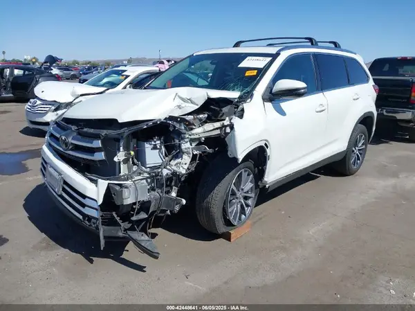 5TDKZRFH1KS572694 2019 TOYOTA HIGHLANDER - Image 2