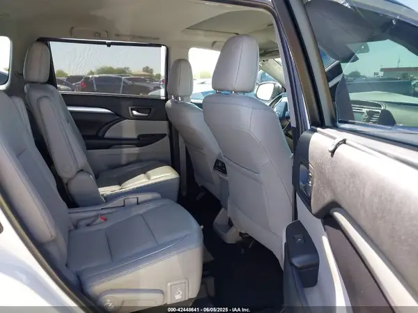 5TDKZRFH1KS572694 2019 TOYOTA HIGHLANDER - Image 8