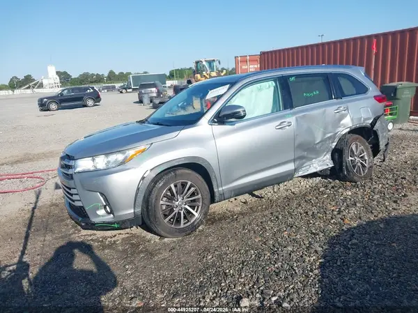 5TDKZRFH1KS573280 2019 TOYOTA HIGHLANDER - Image 2