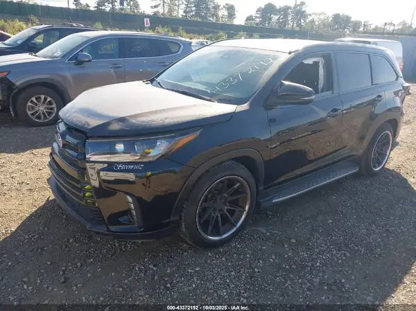 5TDKZRFH1KS573702 2019 TOYOTA HIGHLANDER - Image 2