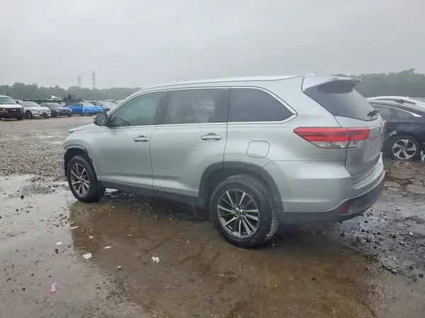 5TDKZRFH1KS574090 2019 TOYOTA HIGHLANDER - Image 2