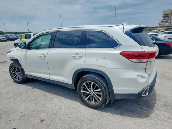 5TDKZRFH1KS574672 2019 TOYOTA HIGHLANDER - Image 2