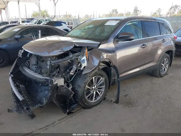 5TDKZRFH1KS574932 2019 TOYOTA HIGHLANDER - Image 2