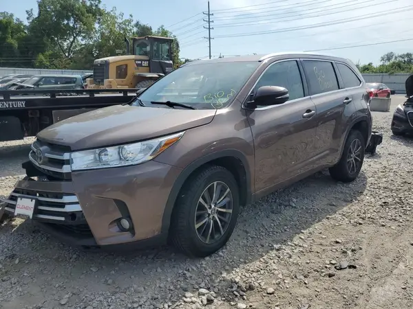 5TDKZRFH2HS188111 2017 TOYOTA HIGHLANDER - Image 1