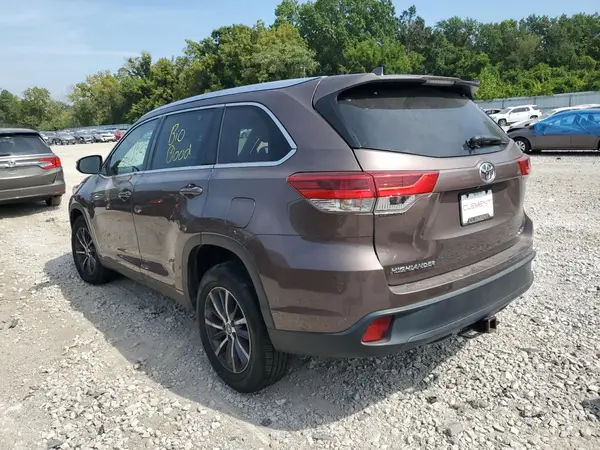 5TDKZRFH2HS188111 2017 TOYOTA HIGHLANDER - Image 2