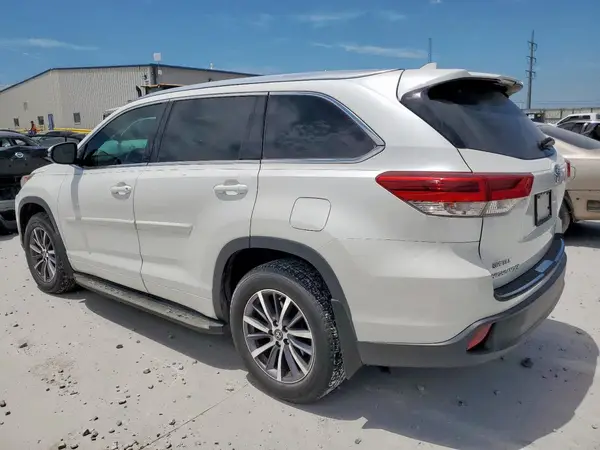 5TDKZRFH2HS197262 2017 TOYOTA HIGHLANDER - Image 2