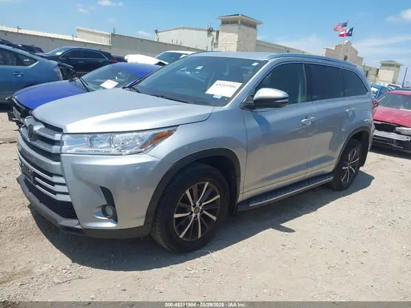 5TDKZRFH2HS207143 2017 TOYOTA HIGHLANDER - Image 2