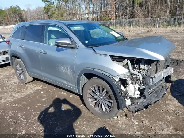 5TDKZRFH2HS213878 2017 TOYOTA HIGHLANDER - Image 1