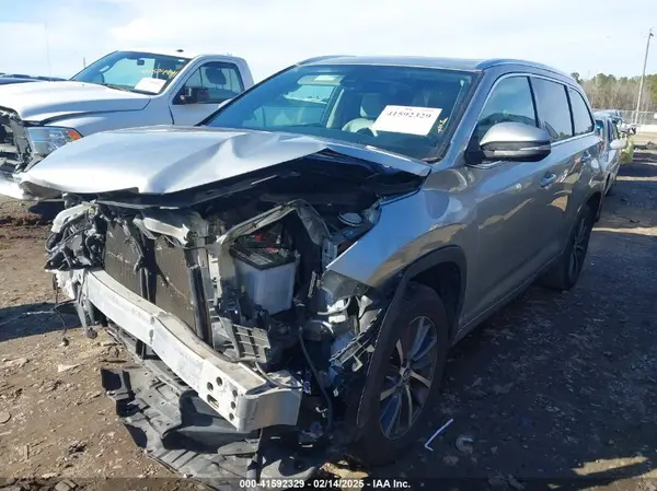 5TDKZRFH2HS213878 2017 TOYOTA HIGHLANDER - Image 2