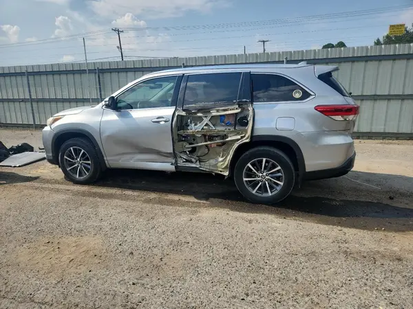 5TDKZRFH2HS226419 2017 TOYOTA HIGHLANDER - Image 2