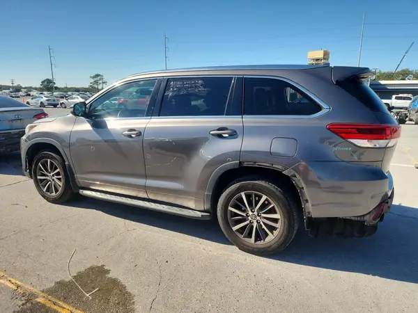 5TDKZRFH2HS509077 2017 TOYOTA HIGHLANDER - Image 2