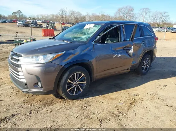 5TDKZRFH2HS510276 2017 TOYOTA HIGHLANDER - Image 2
