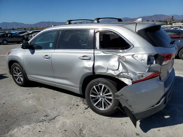5TDKZRFH2HS512416 2017 TOYOTA HIGHLANDER - Image 2