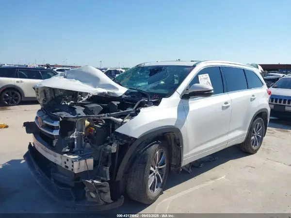 5TDKZRFH2HS515686 2017 TOYOTA HIGHLANDER - Image 2