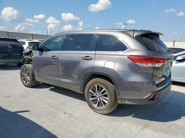 5TDKZRFH2HS517020 2017 TOYOTA HIGHLANDER - Image 2