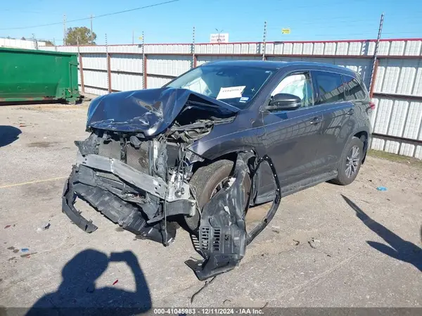 5TDKZRFH2HS518037 2017 TOYOTA HIGHLANDER - Image 2