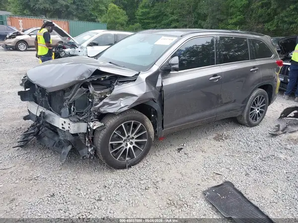 5TDKZRFH2HS520371 2017 TOYOTA HIGHLANDER - Image 2