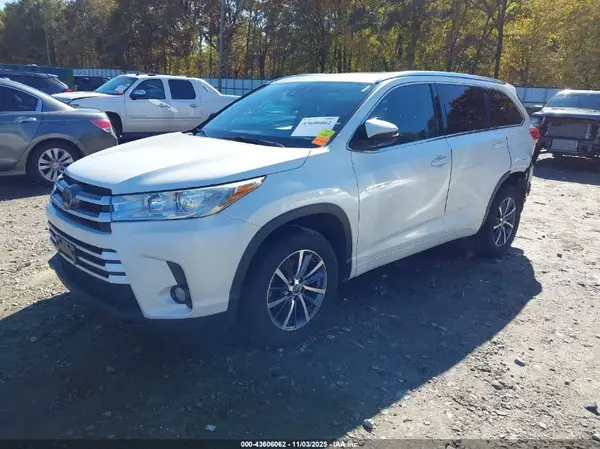 5TDKZRFH2HS520967 2017 TOYOTA HIGHLANDER - Image 2
