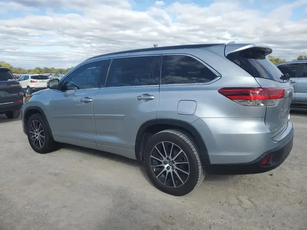5TDKZRFH2HS521746 2017 TOYOTA HIGHLANDER - Image 2