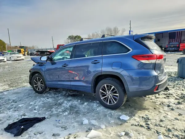 5TDKZRFH2HS521942 2017 TOYOTA HIGHLANDER - Image 2