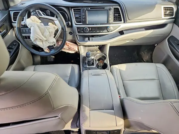 5TDKZRFH2HS521942 2017 TOYOTA HIGHLANDER - Image 8