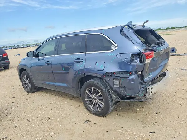 5TDKZRFH2JS236762 2018 TOYOTA HIGHLANDER - Image 2