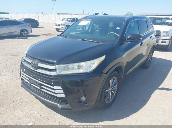 5TDKZRFH2JS261015 2018 TOYOTA HIGHLANDER - Image 2