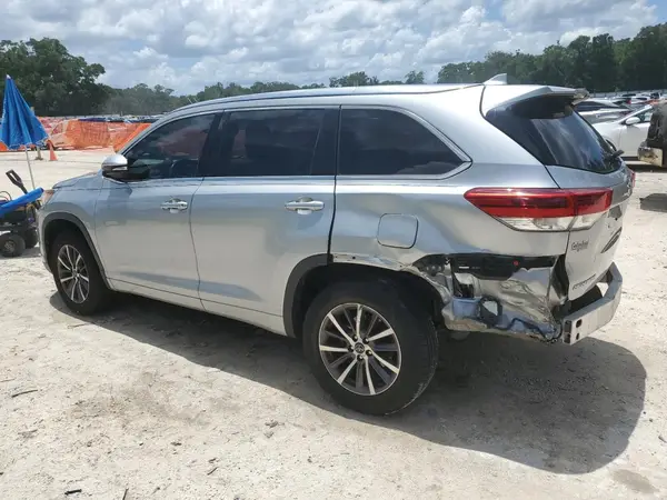 5TDKZRFH2JS264593 2018 TOYOTA HIGHLANDER - Image 2