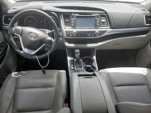 5TDKZRFH2JS264593 2018 TOYOTA HIGHLANDER - Image 8