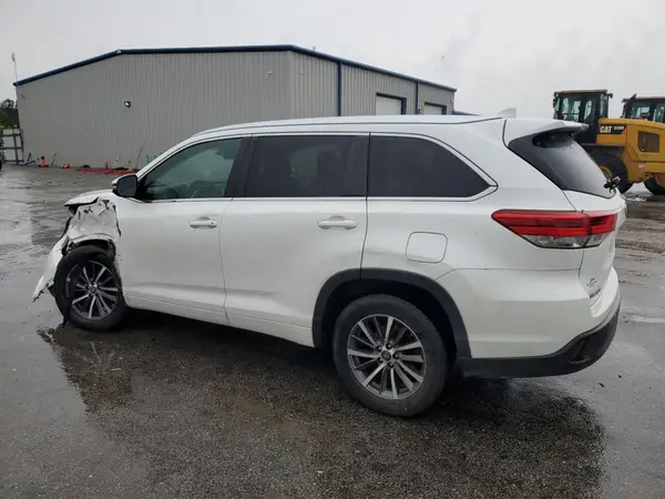 5TDKZRFH2JS265873 2018 TOYOTA HIGHLANDER - Image 2